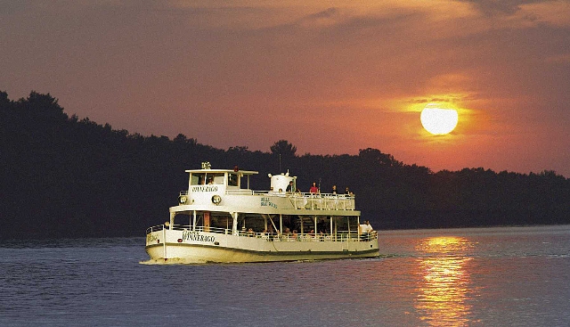 Dells Boat Tours' Sunset Dinner Cruise Showcases Wisconsin Dells